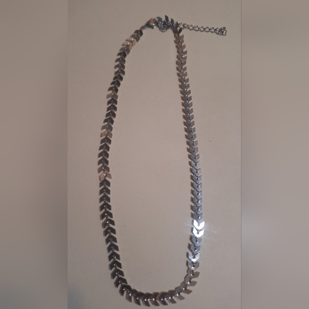 Oak & Ivy Boutique Silver Tone Arrow Necklace NWOT 16-18.5"